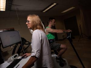 IC professor Betsy Keller conducts a VO2 max test.